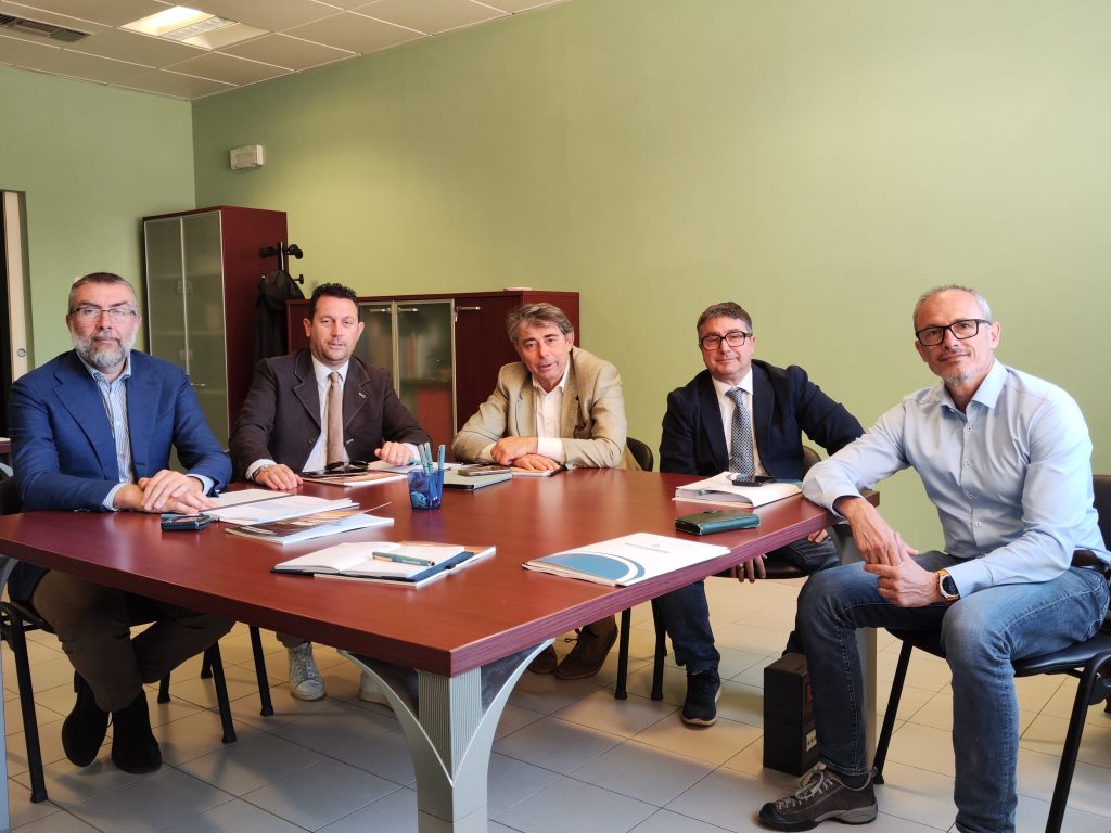 Tavolo con assemblea dei soci riuniti per il resoconto 2025