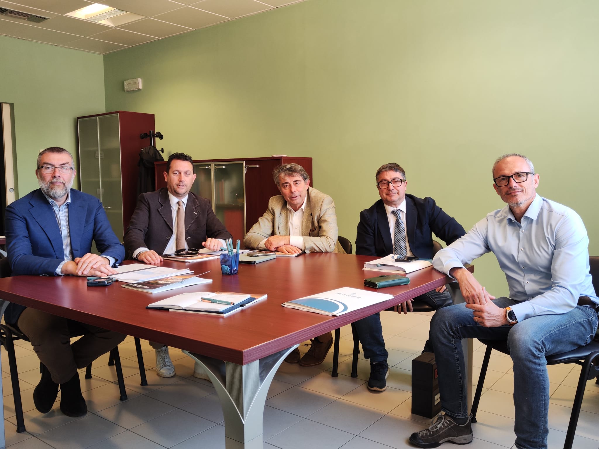 Tavolo con assemblea dei soci riuniti per il resoconto 2025