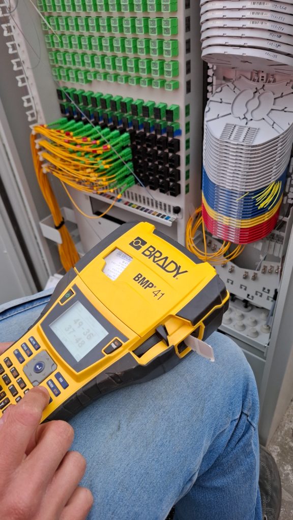 Tecnici al lavoro per installare la fibra ultraveloce nell’area industriale di Casalpiano